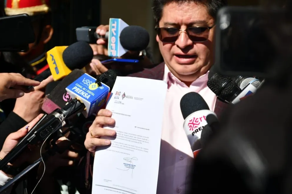 El ministro de Economía con la nota de invitación a la cita de este martes. Foto: APG