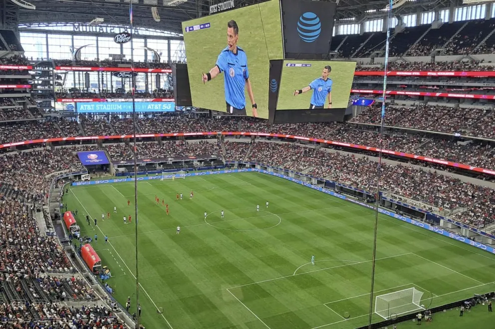 La imagen en la pantalla gigante refleja al italiano Mariani, árbitro del partido entre Bolivia y Estados Unidos. Foto EFE