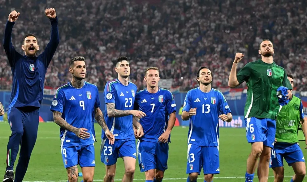 Los futbolistas italianos celebran su pase a los octavos de final. Foto: UEFA Eurocopa.