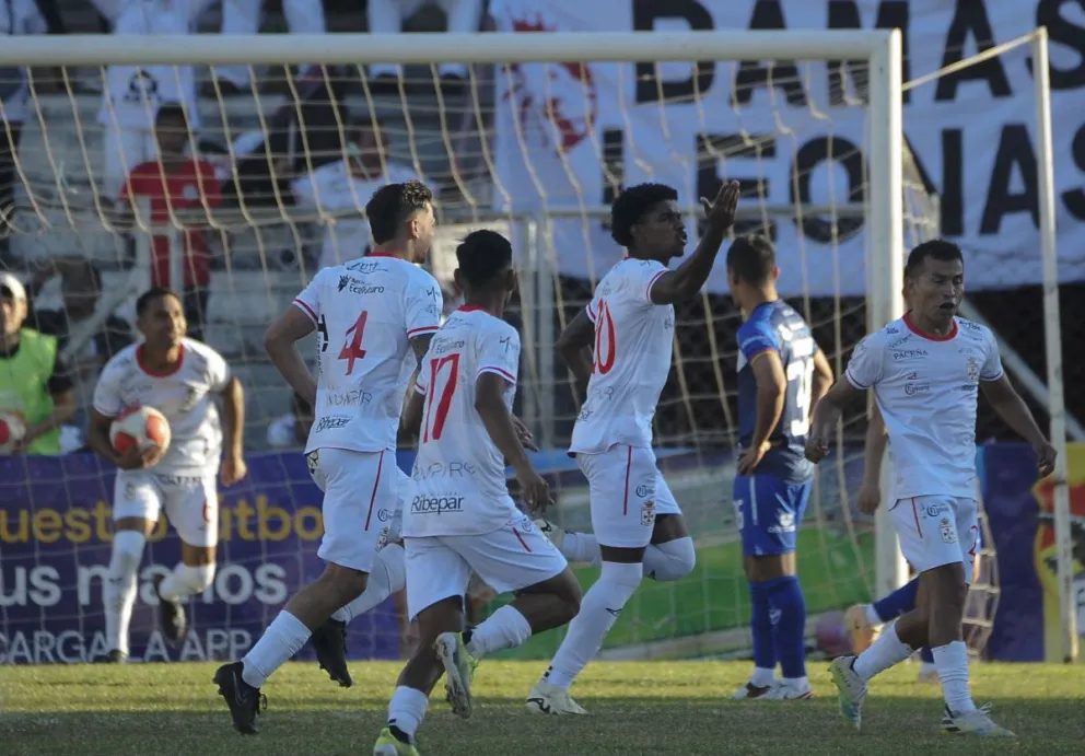 Jugadores de Real Santa Cruz celebran uno de los goles que marcaron en las primeras fechas del Clausura. Foto: APG
