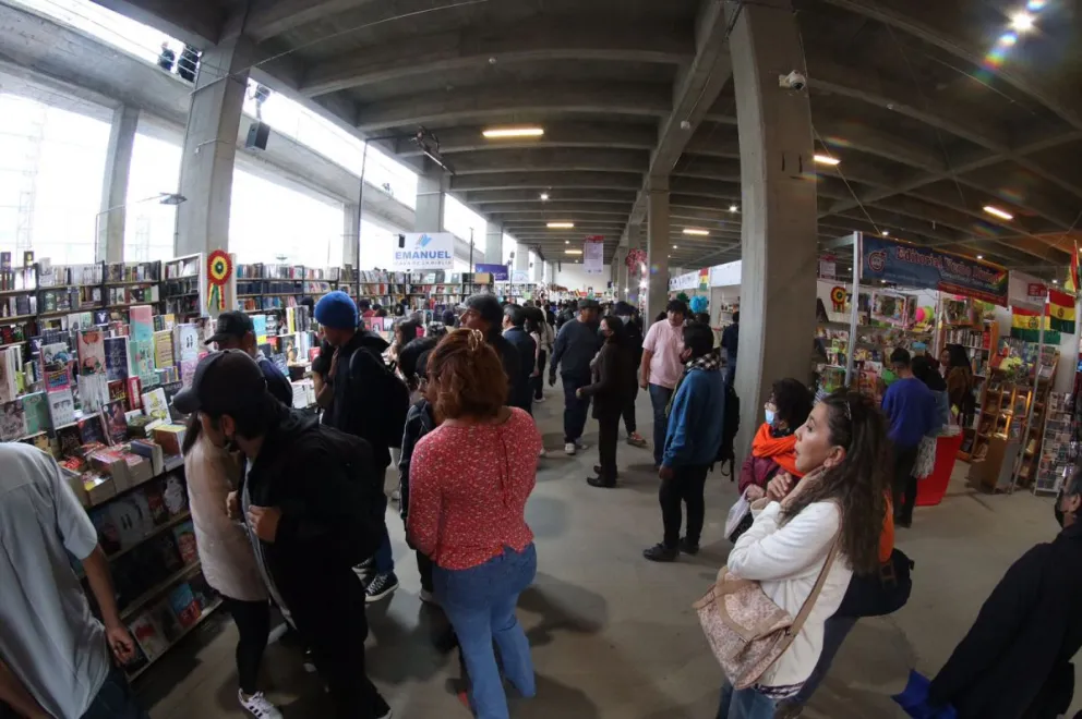 Visitantes recorren los pacillos de la feria del año pasado.   FOTO: CDLLP