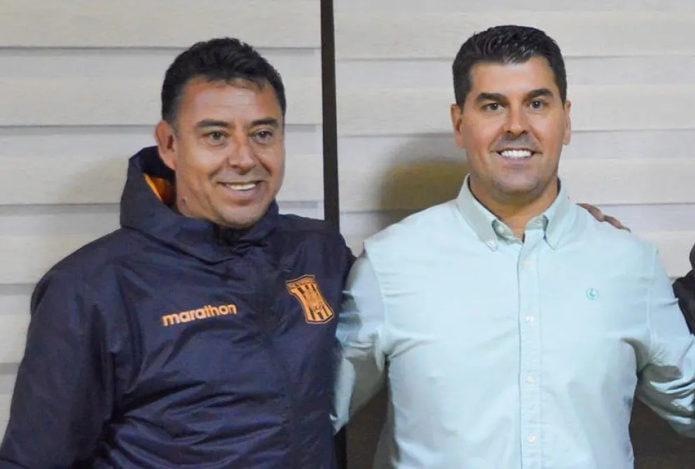 El dirigente Juan Pablo Revilla (izq.) junto al director técnico Ismael Rescalvo. Foto: club The Strongest