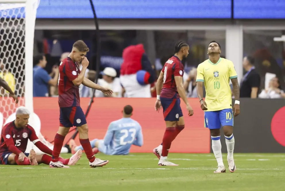 Rodrygo Goes, uno de los atacantes de Brasil, se lamenta tras errar una ocasión de gol, Foto: EFE