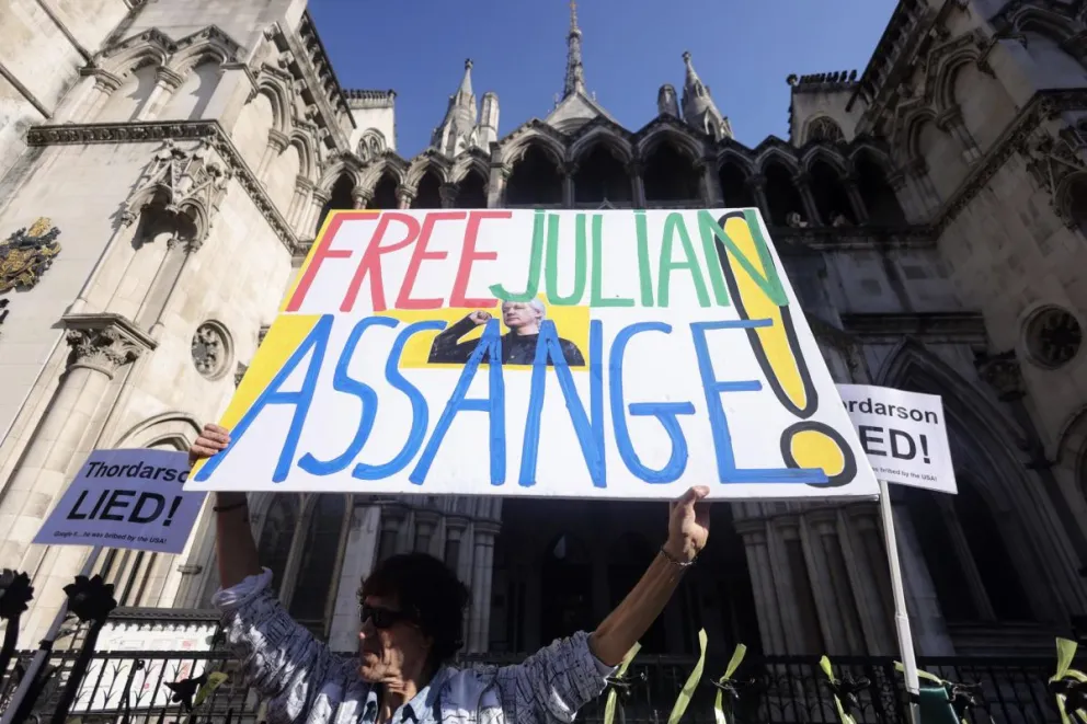 Un partidario pide la libertad del fundador de WikiLeaks, Julian Assange, en Londres. Foto: EFE