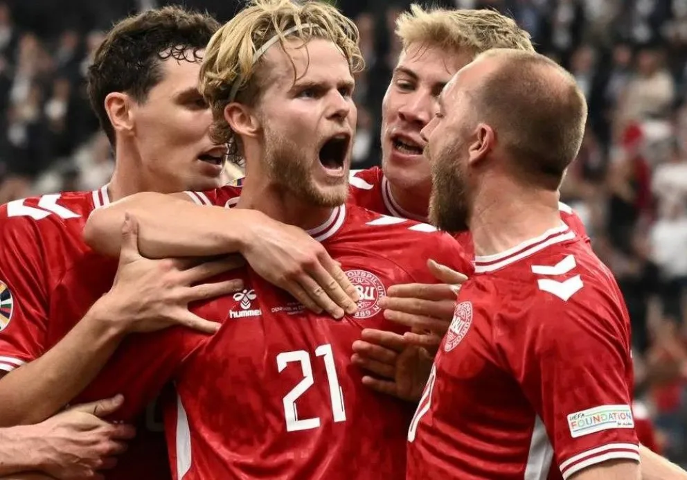 Celebran los jugadores daneses un gol sobre Inglaterra. Foto: UEFA