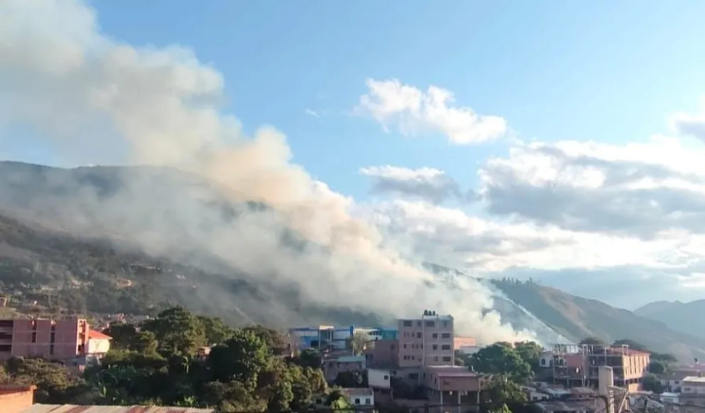 El incendio de este lunes en la localidad de Irupana. Foto: Irupana.com.bo