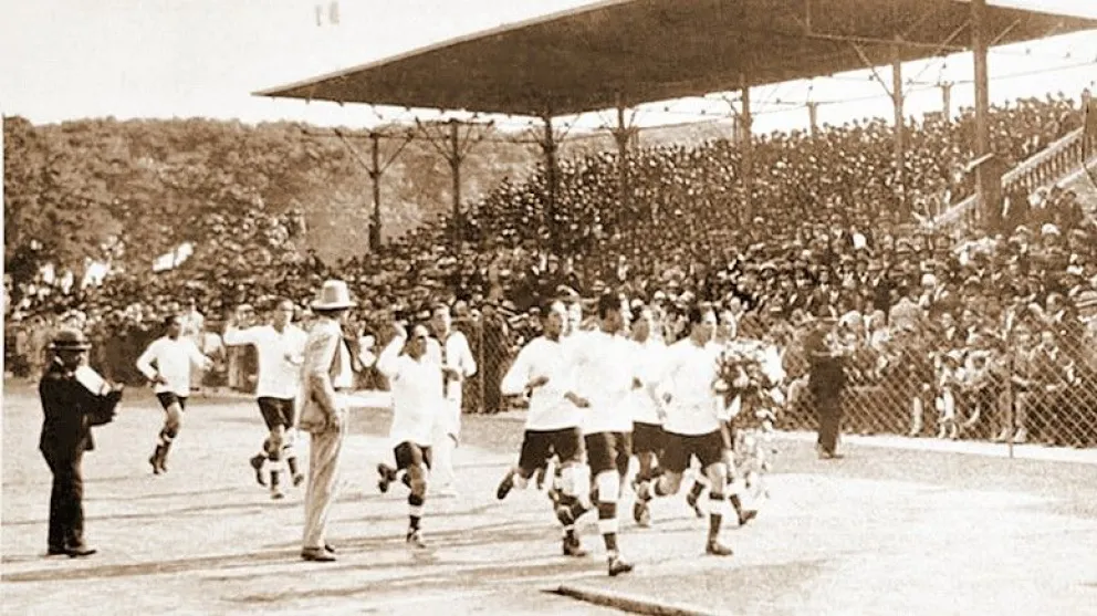 La selección nacional ingresa al campo de juego para el partido con Uruguay en la Copa América de 1927. Foto: Historia de la Copa América. 