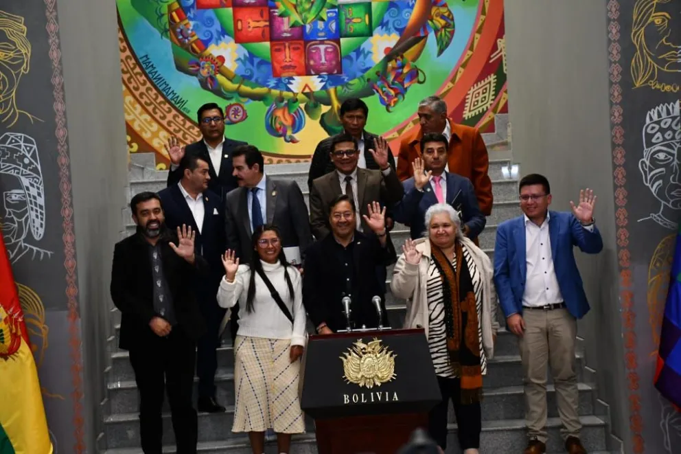 Los alcaldes con el presidente Luis Arce al final del encuentro. Foto: APG