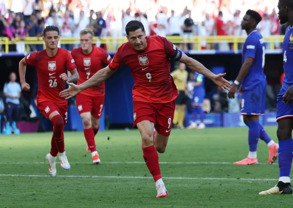 El atacante Lewandowski celebra tras anotar de penal el gol de Polonia. Foto EFE