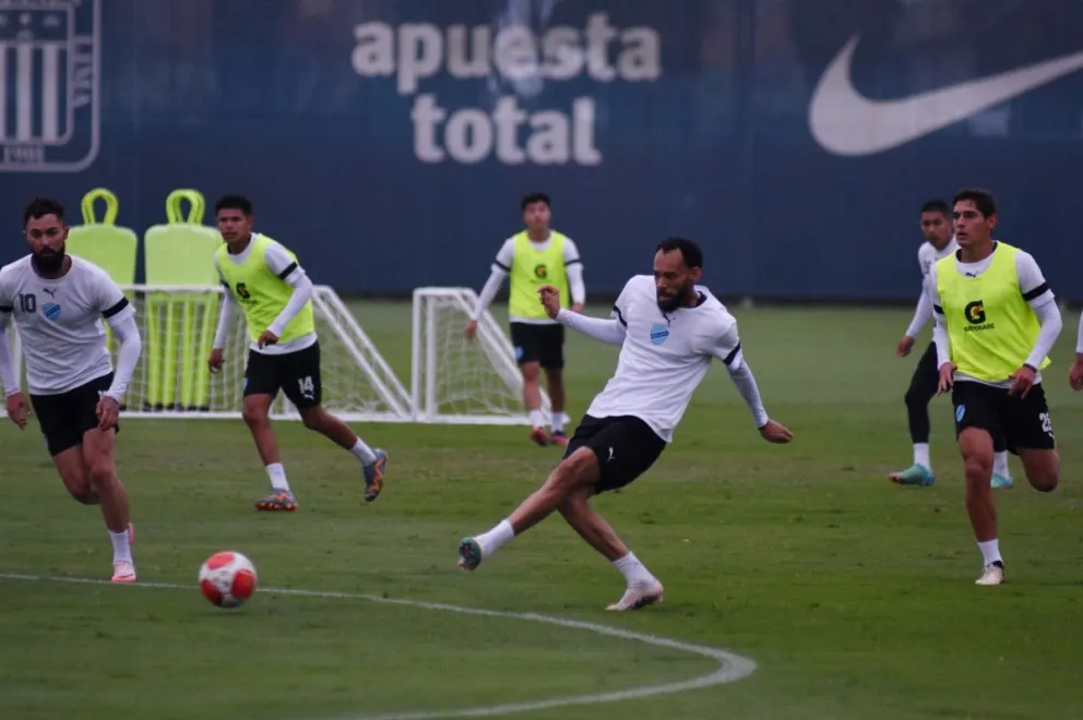Entrenamiento del plantel celeste en Lima. Foto: Club Bolívar.