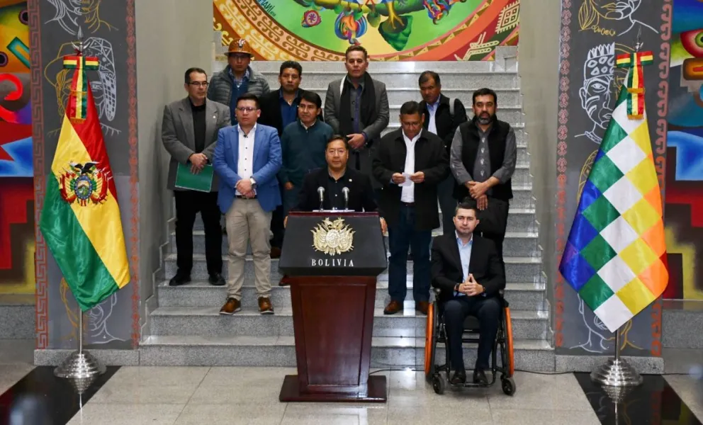El presidente Luis Arce brinda conferencia de prensa luego de la reunión que sostuvo con los gobernadores de los nueve departamentos. Foto: APG