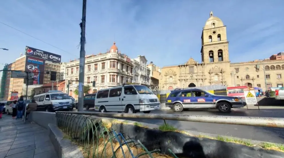 El tráfico vehicular en inmediaciones de la plaza San Francisco. Foto: AMUN