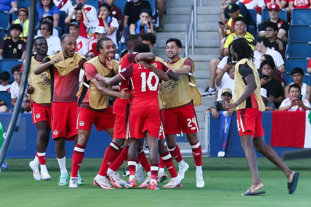 Jugadores de Canadá festejan el gol de la victoria convertido por Jonathan David. Foto: EFE