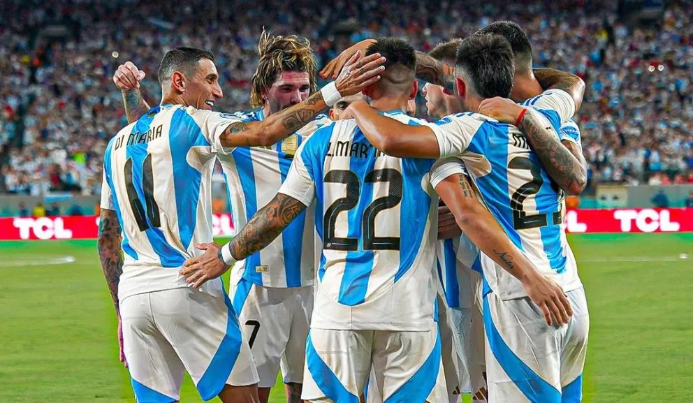 Jugadores de la Albiceleste celebra el gol de Martínez. Foto: Selección Argentina.