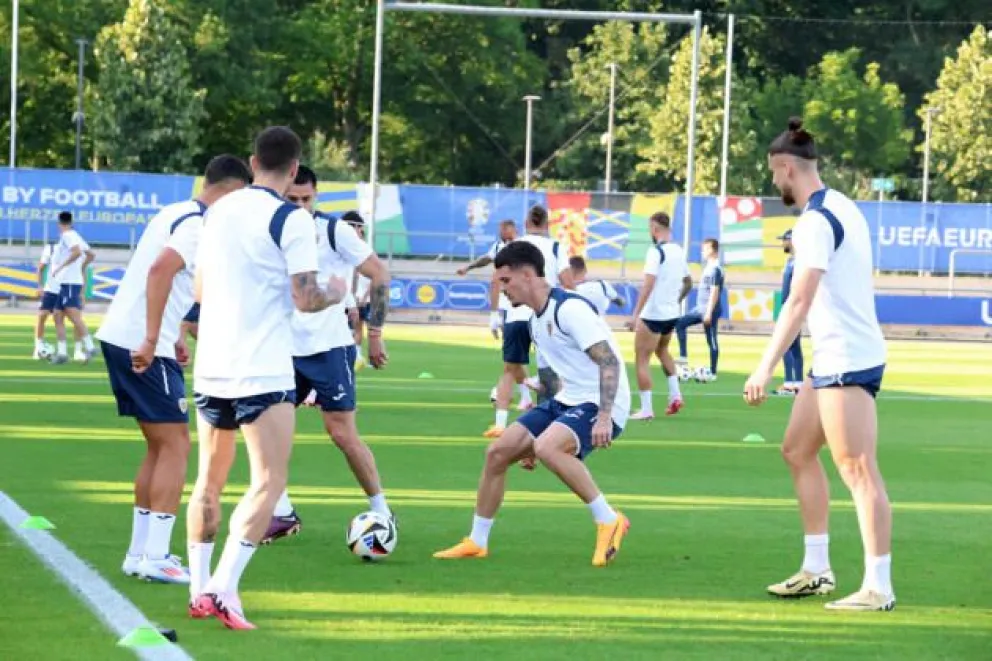 Jugadores de la selección de Rumania durante la práctica del martes, la última antes  de jugar con Eslovaquia. Foto: Federación Rumana