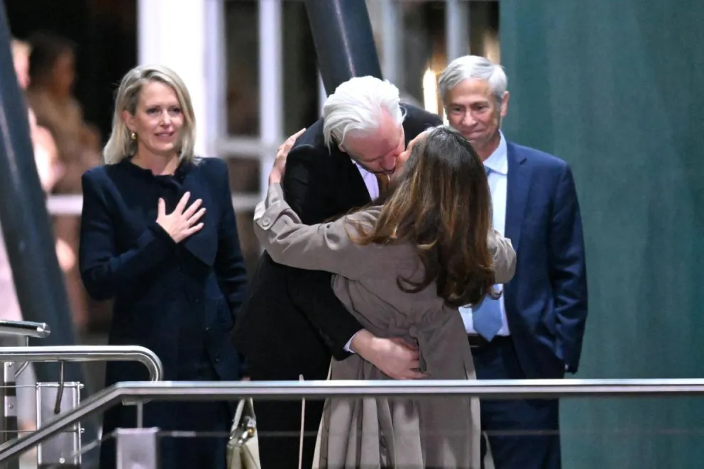 Assange besa a su esposa, Stella Morris, en el aeropuerto de Camberra y  Foto: EFE