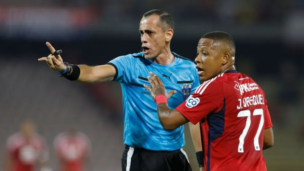 El árbitro paraguayo Juan Benítez en acción, en un partido de la Sudamericana. Foto EFE