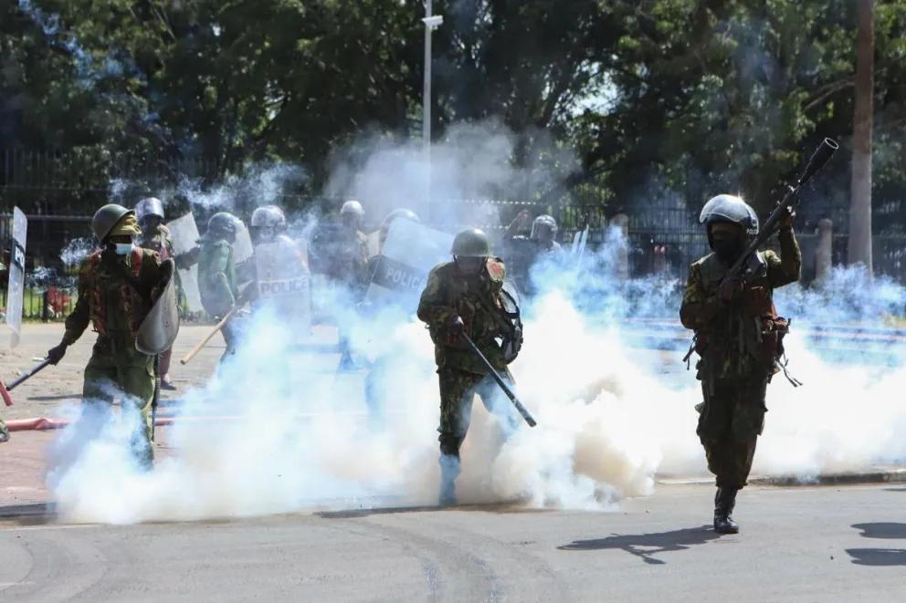 El gobierno de Kenia ordenó el despliegue del Ejército por las protestas contra un proyecto de ley de subidas fiscales que provocaron el asalto de manifestantes al Parlamento. Foto: EFE