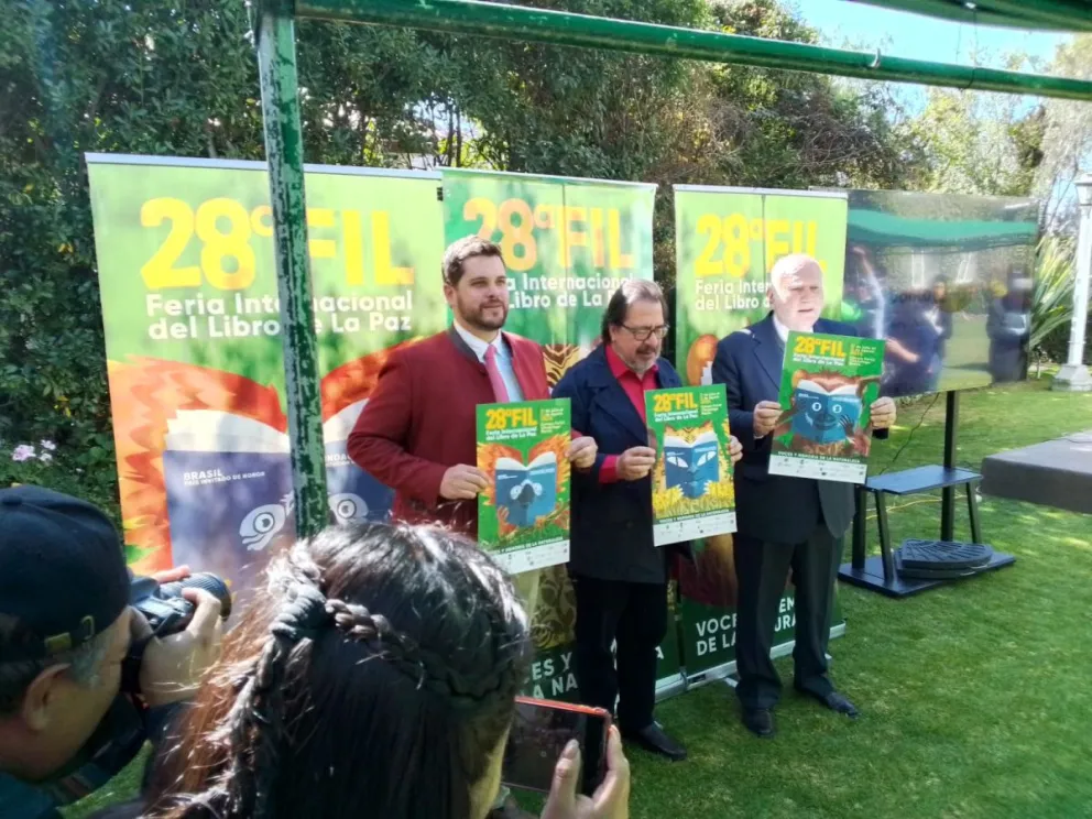 Los tres afiches que representan a la FIL 2024. Fotos: Jorge Soruco / Visión 360 