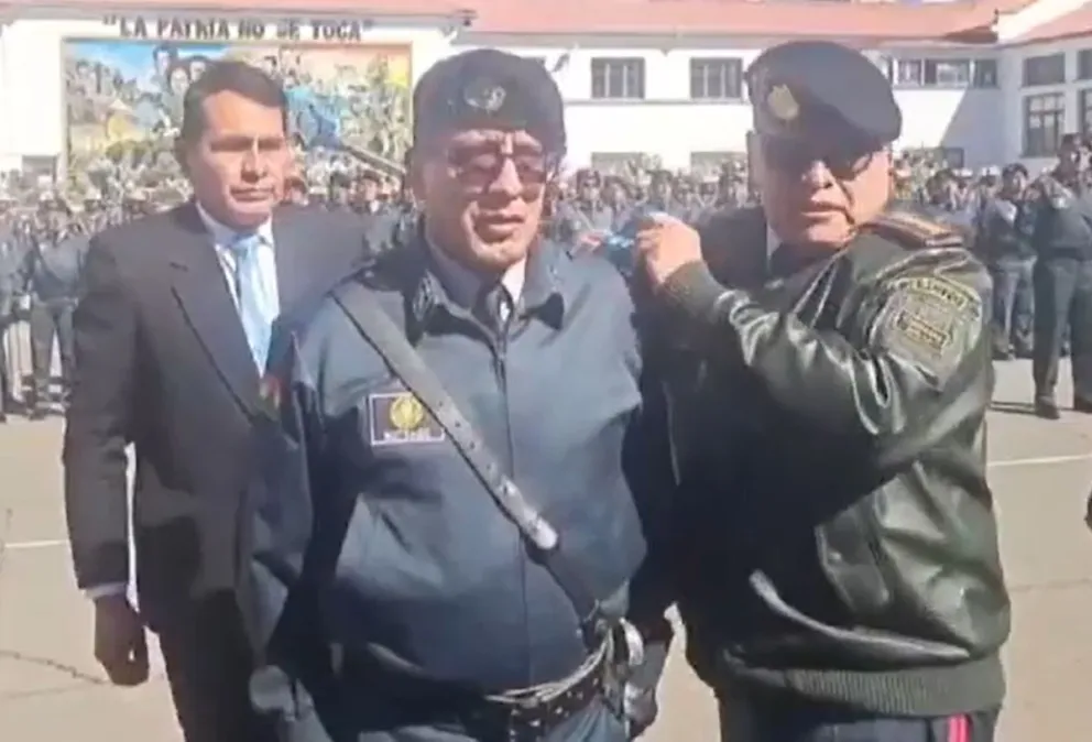 El general Zúñiga (derecha) durante el acto de hoy en el Estado Mayor. Foto: Captura de video