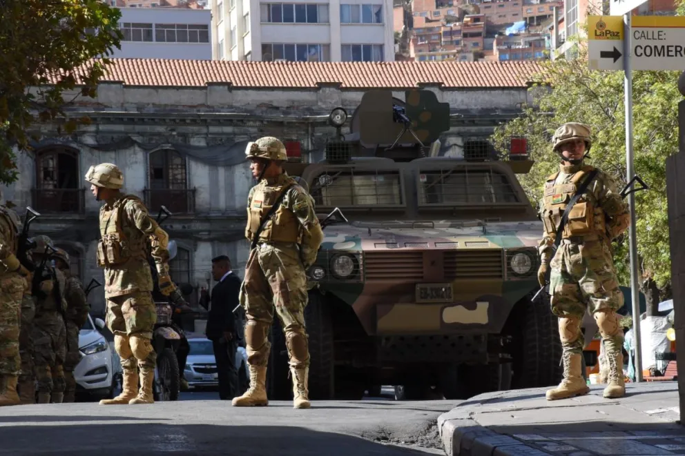 Los militares que están en la plaza Murillo. Foto: APG 
