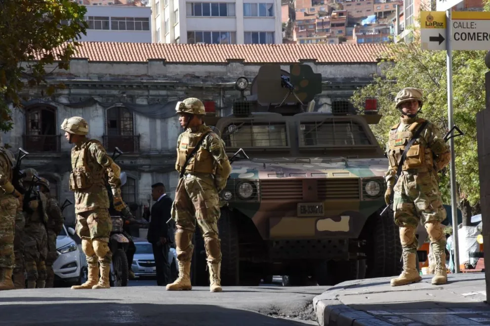 Militares tomaron la plaza Murillo, ayer. Foto: APG