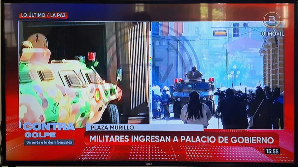 Imagen del momento en el que la tanqueta golpeó las puertas. FOTO: Captura de pantalla de Bolivia TV