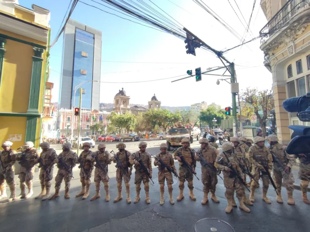 Militares rodean y toman la Plaza Murillo. Fotp: 