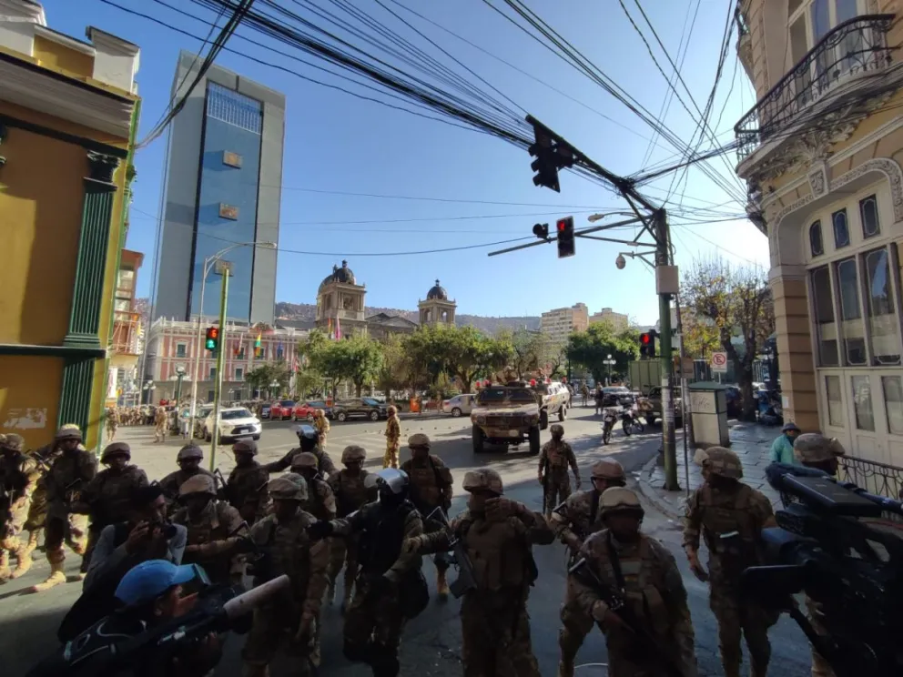 Un contingente militar en una esquina de la plaza Murillo. Foto: Leny Chuquimia / Visión 360