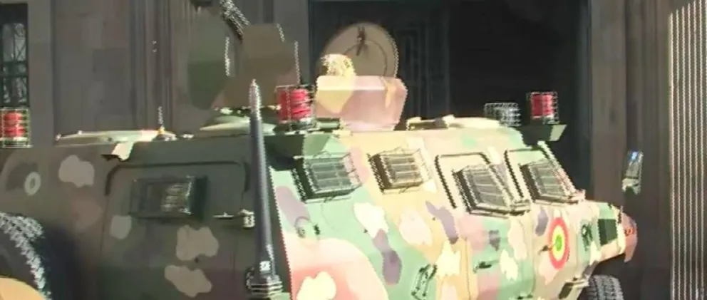 Momento en el que un tanque intenta ingresar a Palacio Quemado. Foto: Unitel