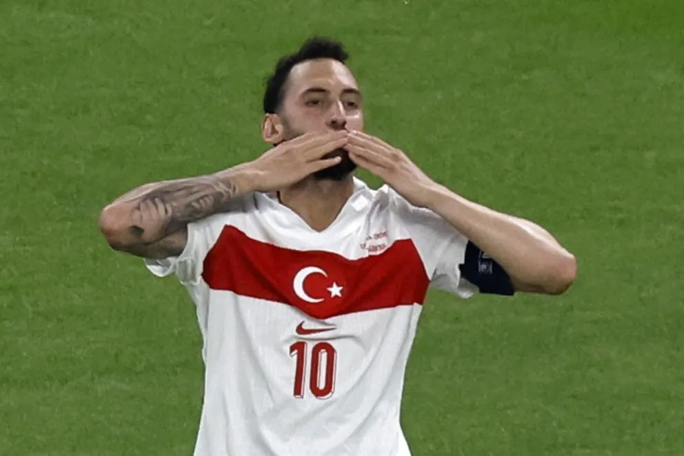 El jugador turco Hakan Calhanoglu celebra el 0-1 durante el partido del grupo E que han jugado la Repúblca Checa y Turquía en Hamburgo, Foto: EFE