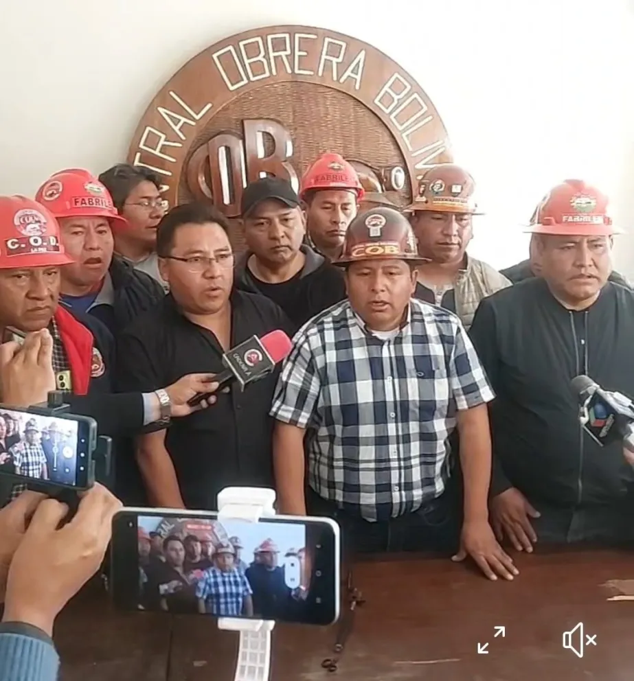 Juan Carlos Huarachi se pronuncia sobre la movilización militar. Foto: captura conferencia de la COB.