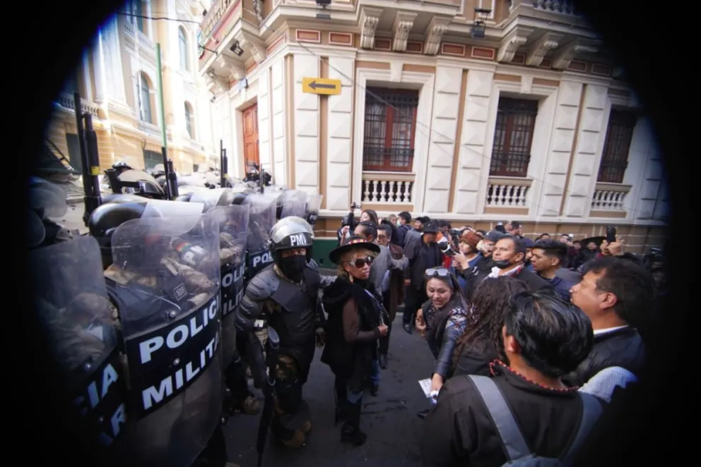 La Policía Militar y funcionarios en uno de los ingresos a la plaza Murillo. Foto: Carlos Moreira / Visión 360 