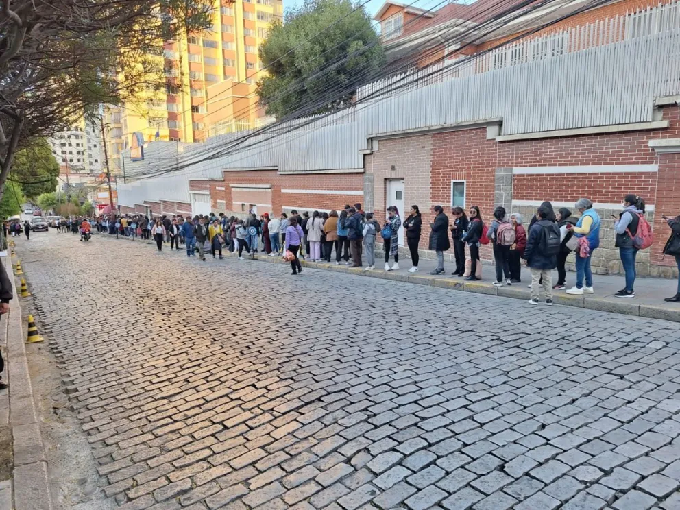 Una larga fila de personas que aguardaban para sacar dinero de un cajero automático de la zona de Sopocachi. Foto: Visión 360