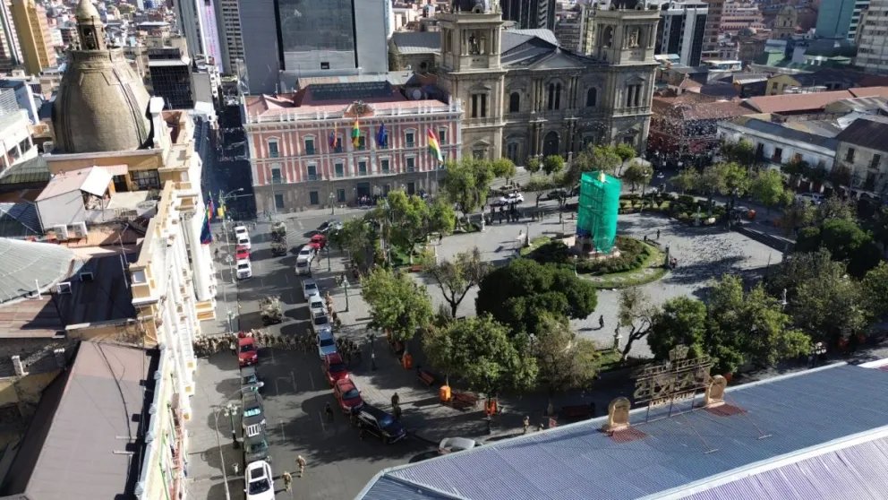 Una vista de la plaza Murillo tras la toma de los militares, esta tarde. Foto: APG