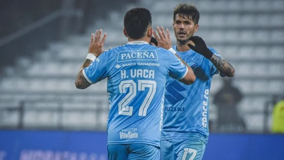 Vaca celebra su tanto con Rodríguez tras la pared que hicieron. Foto: Club Bolívar.