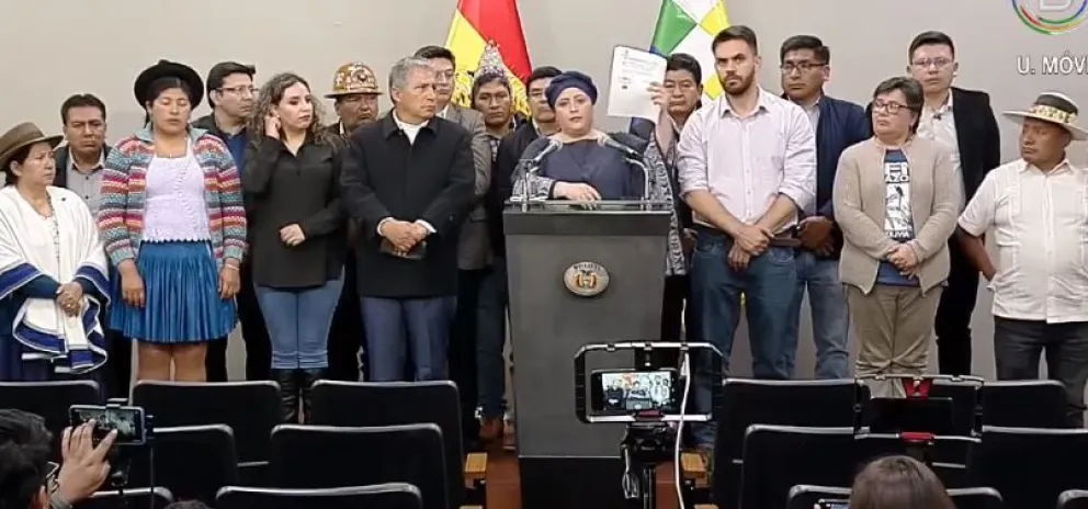 La ministra de la Presidencia, María Nela Prada, muestra la declaración del general Juan José Zúñiga, en conferencia de prensa, acompañada por todo el gabinete. Foto: Captura.