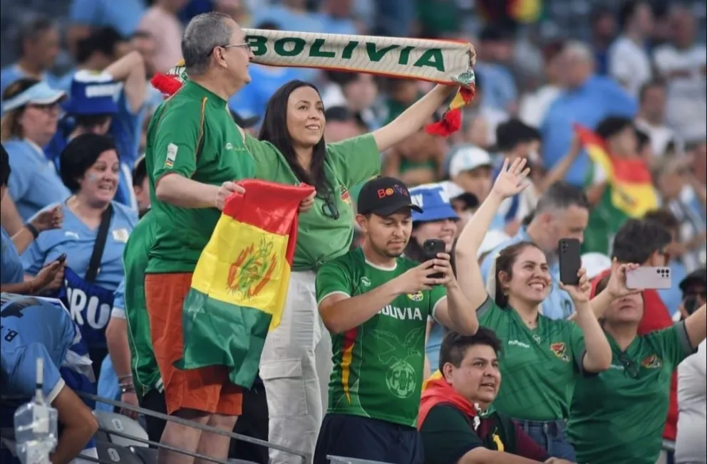 Los hinchas nacionales presentes en el estadio con su atuendo verde y banderas. Foto FBF