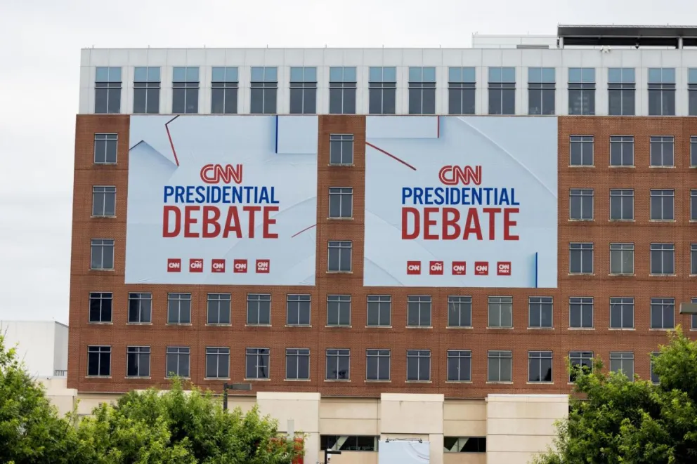Fotografía de carteles del debate presidencial entre los candidatos a la presidencia Joe Biden y Donald Trump en Atlanta (EEUU). Foto: EFE