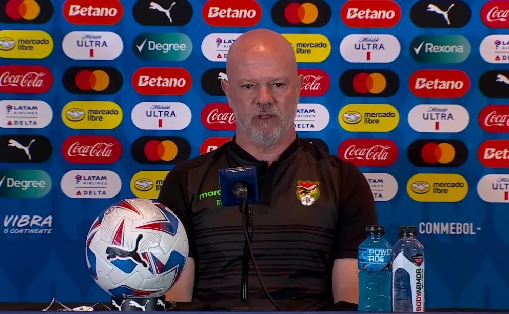 Antonio Carlos Zago, el entrenador de la selección nacional, responde a las preguntas de los periodistas. Foto: Conmebol