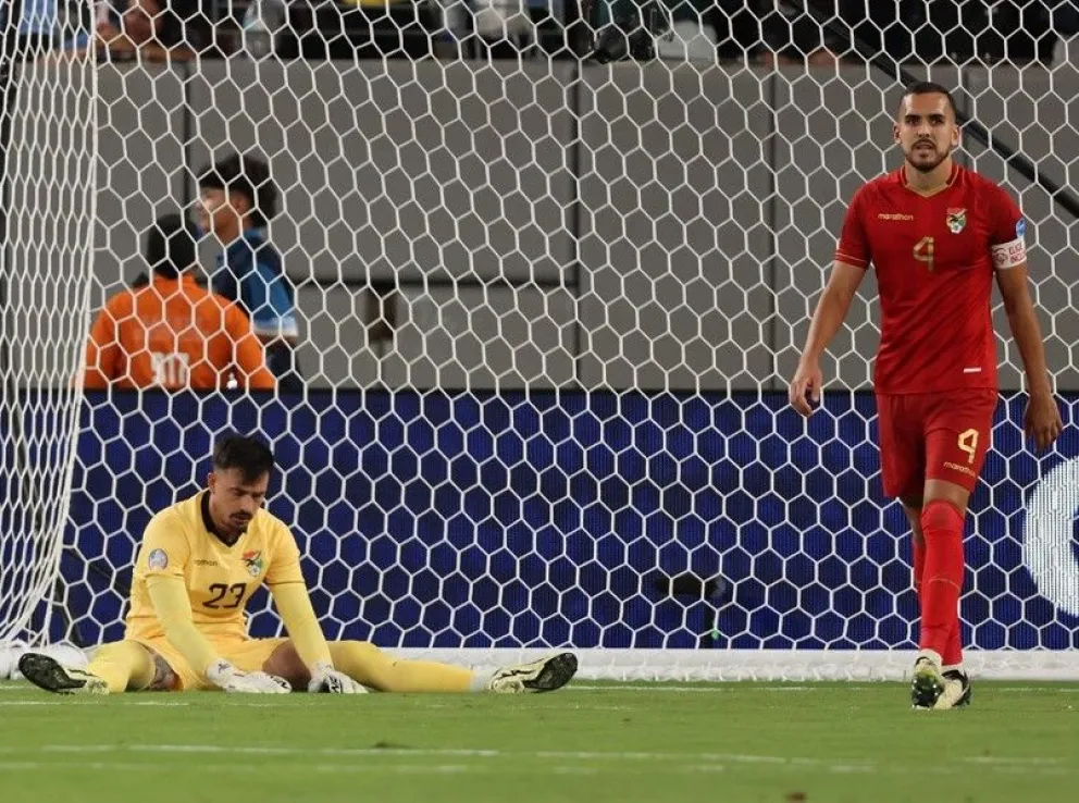 Viscarra y Haquín, luego de que Uruguay les convirtió el quinto gol en la Copa América. Foto: EFE