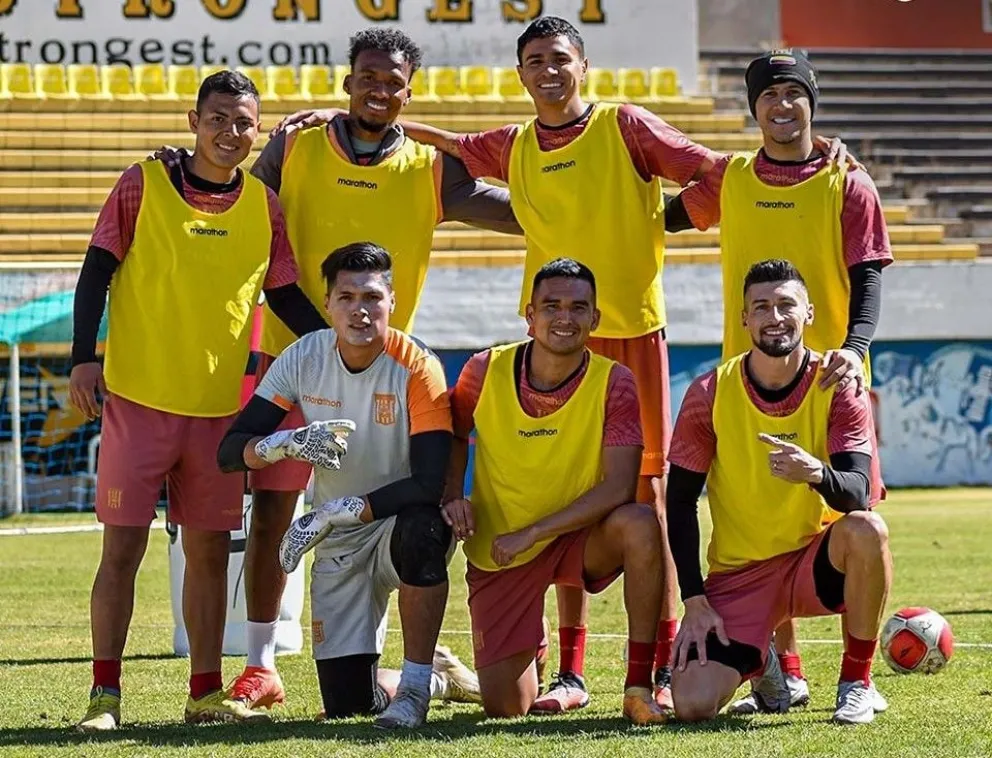 Jugadores de The Strongest al final del entrenamiento del jueves. Foto: club The Strongest