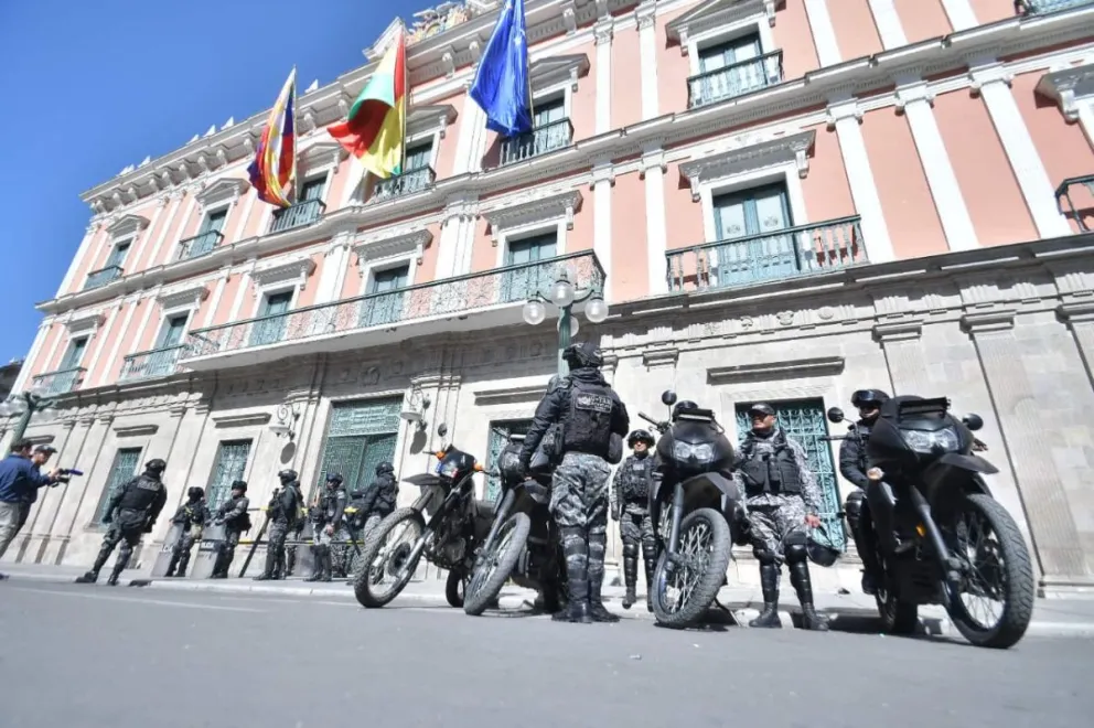 El Palacio de Gobierno resguardado el pasado miércoles. Foto: APG