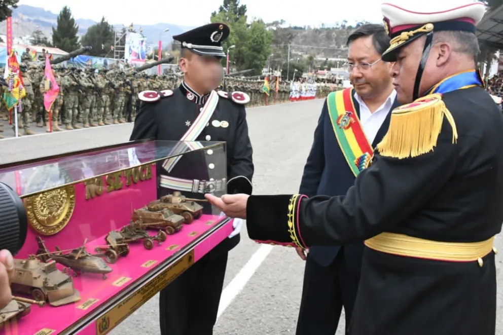 El general Juan José Zúñiga entrega un regalo al presidente Luis Arce, en noviembre de 2023. Foto: Ejército