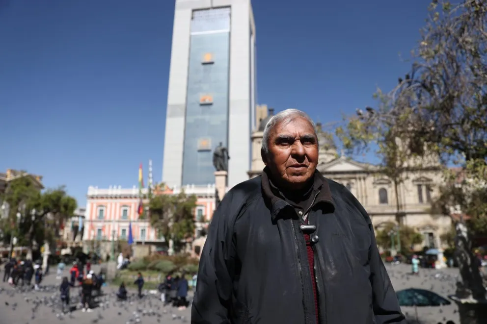 El lustrabotas Orlando posa en una entrevista con EFE este viernes, en la Plaza Murillo en La Paz (Bolivia). Foto: EFE