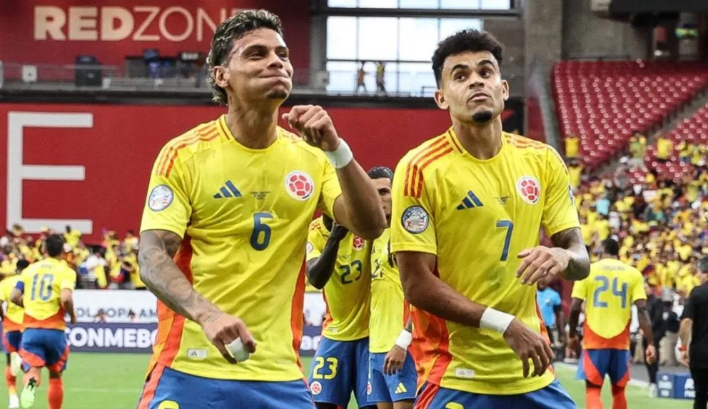 Ríos (izq.) y Díaz celebran uno de los goles convertidos. Foto: Copa América.