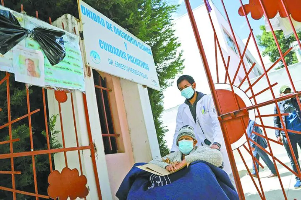 Uno de los pacientes con cáncer que recibe atención en el Oncológico del Hospital de Clínicas, que se encuentra en la zona de Miraflores de La Paz.  Foto: Asociación de pacientes con cáncer 