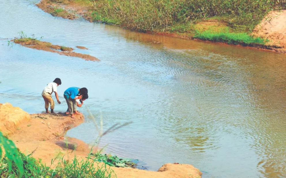 Los niños tsimanés juegan en las orillas del río.  Foto: Leny Chuquimia / Visión 360
