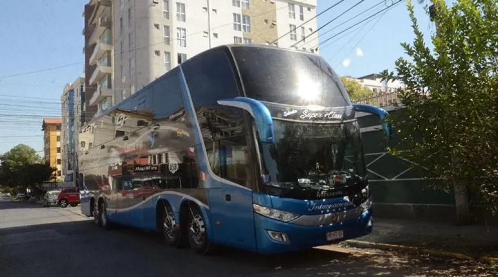 El bus internacional detenido en puertas de la FELCN. Foto: Los Tiempos