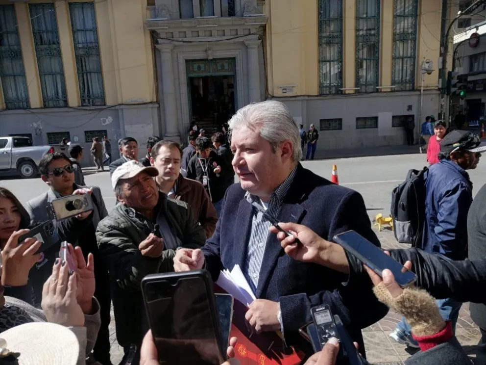 El diputado de oposición, Enrique Urquidi, declara ante los periodistas. Foto: La Patria